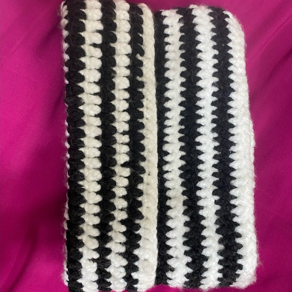 Handmade crochet black and white hat - Picture 4 of 5